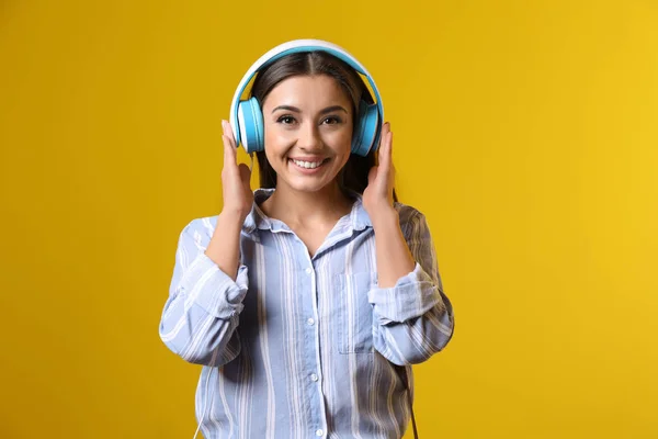 Hermosa Mujer Escuchando Música Sobre Fondo Color — Foto de Stock