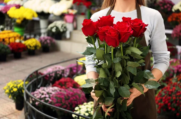 Saleswoman Holding Bouquet Beautiful Roses Shop — Stock Photo, Image