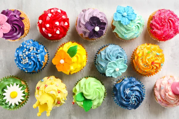 Savoureux Cupcakes Colorés Sur Fond Gris — Photo