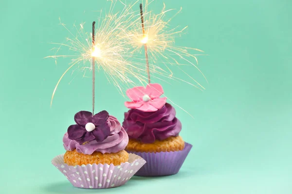 Gustosi Cupcake Compleanno Con Scintille Sullo Sfondo Colore — Foto Stock