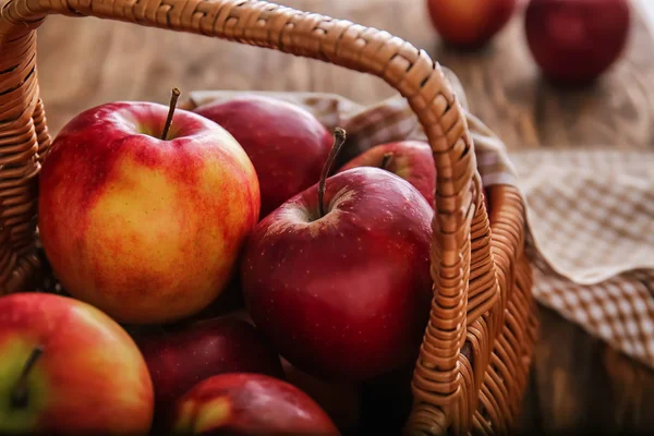 Ripe Tasty Apples Wicker Basket Closeup — Stock Photo, Image