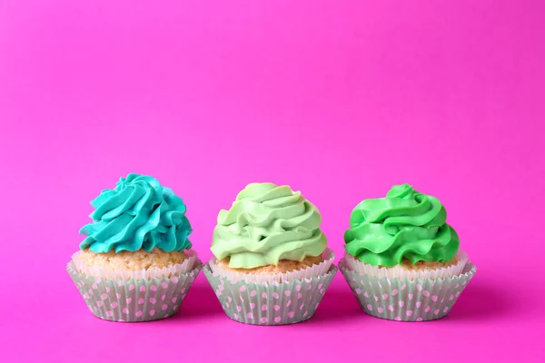 Sabrosos Cupcakes Sobre Fondo Color — Foto de Stock