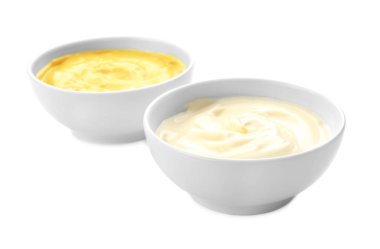 Beyaz arka plan üzerinde kase lezzetli soslar