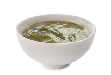 Beyaz arka plan üzerinde kase lezzetli yeşil sos