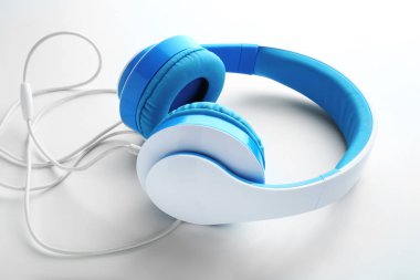 Beyaz arka planda modern kulaklıklar