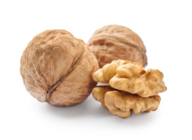 Beyaz zemin üzerine lezzetli ceviz