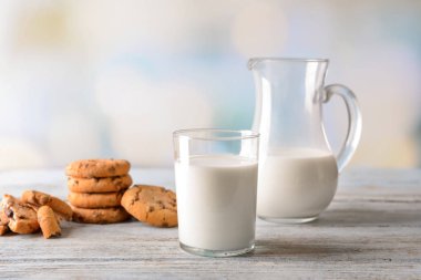 Tanımlama bilgileri, cam ve ahşap masa üzerinde lezzetli süt sürahi