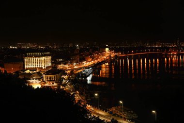 Gece güzel ışıklı şehir görünümünü