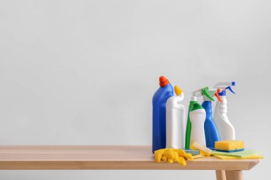 Temizlik malzemeleri karşı açık renkli ahşap tablo