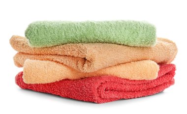 Beyaz arka plan üzerinde temiz yumuşak havlu yığını