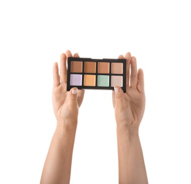 Göz gölgeler beyaz arka plan üzerinde tutan kadın