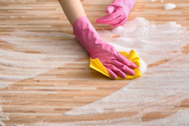 Kadın temizlik ahşap masa