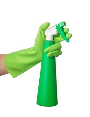 Deterjan beyaz zemin üzerine sprey şişe tutan kadın