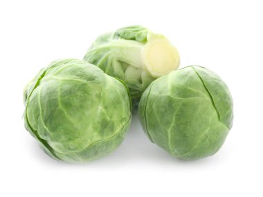 Beyaz arkaplanda taze Brüksel lahanaları