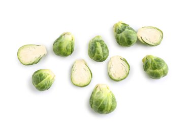 Beyaz arkaplanda taze Brüksel lahanaları