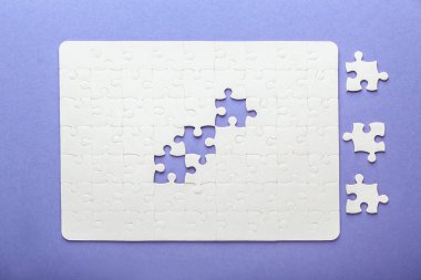 Renk arka plan üzerinde eksik yapboz