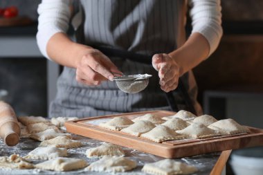 Kadın masanın üstüne lezzetli ravioli yapma