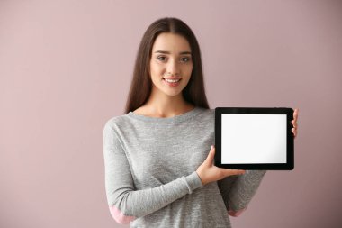 Renkli tablet bilgisayarlı güzel bir genç kadın.