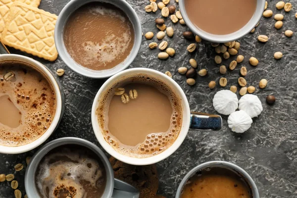 Veel Kopjes Heerlijke Aromatische Koffie Koekjes Grijze Tafel Plat Leggen — Stockfoto