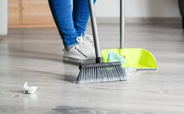 Frau Putzt Fußboden Hause — Stockfoto