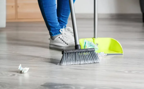 Mujer Piso Limpieza Casa — Foto de Stock