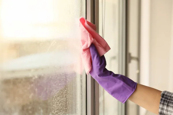 Kobieta Sprzątająca Okno Domu — Zdjęcie stockowe
