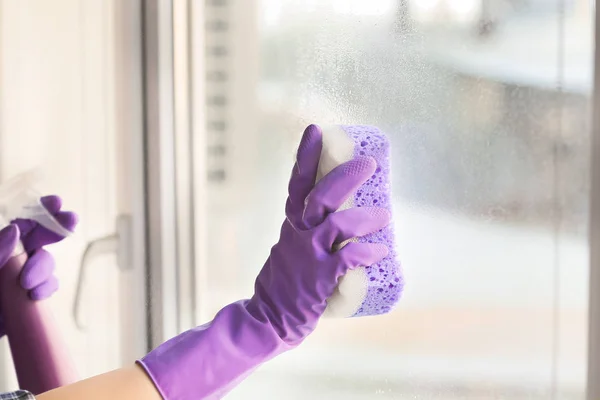 Vrouw Schoonmaken Raam Thuis — Stockfoto