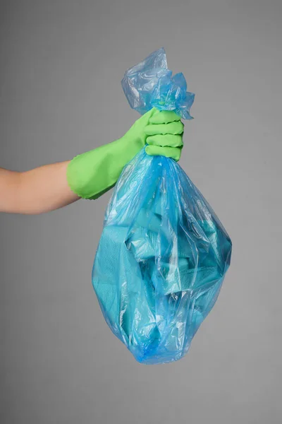 Mujer Sosteniendo Bolsa Basura Sobre Fondo Gris — Foto de Stock