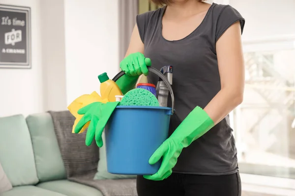 Mujer Con Cubo Lleno Artículos Limpieza Casa — Foto de Stock