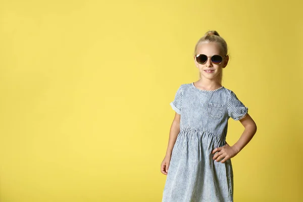 Sevimli Kız Renk Arka Plan Üzerinde Modern Giyimleri — Stok fotoğraf