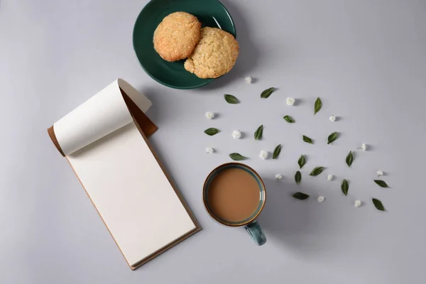 Notebook Lemez Cookie Kat Csésze Kávé Könnyű Háttér Felülnézet — Stock Fotó