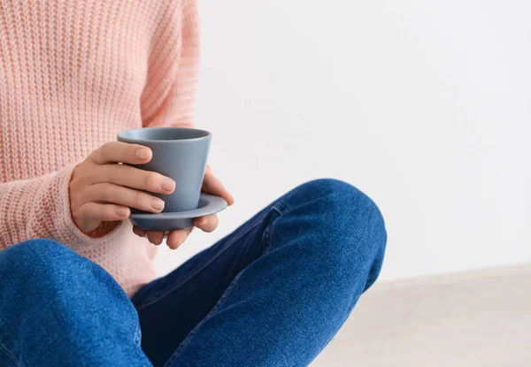 Vrouw Zittend Vloer Met Kop Aromatische Koffie — Stockfoto