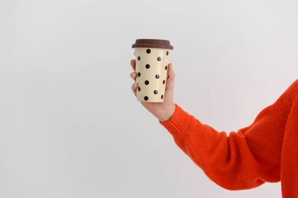 Vrouw Met Kopje Aromatische Koffie Lichte Achtergrond — Stockfoto