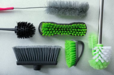 Temizlik malzemeleri ışık arka plan üzerinde ile düz yatıyordu kompozisyon