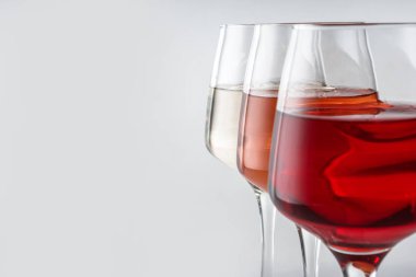 Beyaz arka plan, closeup lezzetli şarap gözlük