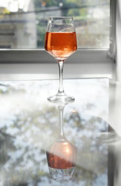 Kadeh tabloda lezzetli şarap