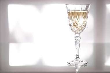 Kadeh tabloda lezzetli şarap