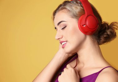 Güzel, genç bir kadın müzik dinliyor.