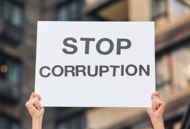 Afiş metin durdurmak bozulması ile açık havada tutan kadın