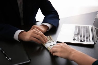 Kadın veren rüşvet işadamı için. Yolsuzluk kavramı