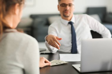 Kadın veren rüşvet işadamı için. Yolsuzluk kavramı