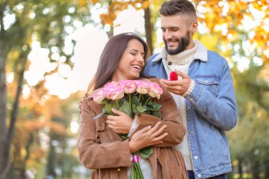 Genç adam onun sevgili sonbahar Park için teklif