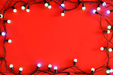 Noel ışıkları kırmızı arka plan, üstten görünüm