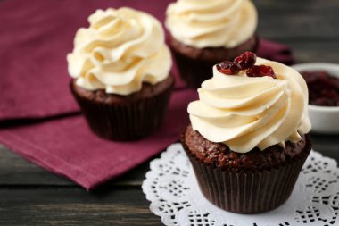 Tahta masada lezzetli çikolatalı kek.