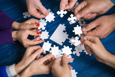 Bir grup insan masada bulmaca