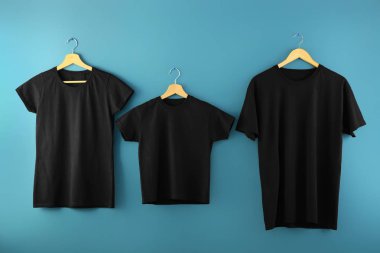 Askıları ile renk arka plan üzerinde boş t-shirt