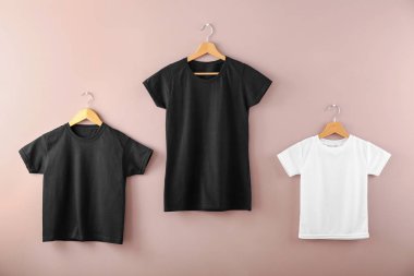 Askıları ile renk arka plan üzerinde boş t-shirt