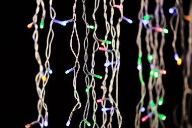 Karanlık arka planda parlayan Noel ışıkları