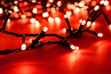 Renkli arka planda parlayan Noel ışıkları