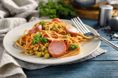 Lezzetli makarna ve sosis tablo ile plaka